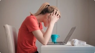 Mujer relajándose sin estrés